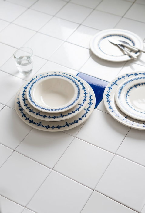 Hermia Blue Orbit Bonsai Juego de Cena de 24 Piezas en Blanco y Azul